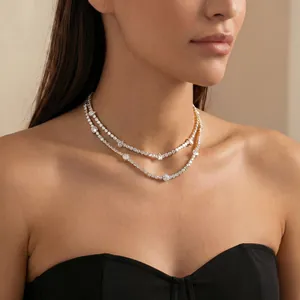 Detalle de collar de tenis de doble capa chapado en oro de 18 quilates con piedras pera.