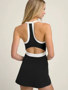 Vista trasera detallada de un vestido de tenis en blanco y negro con diseño calado