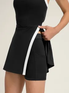 Vista detallada del vestido de tenis con pantalones cortos y bolsillo lateral funcional.