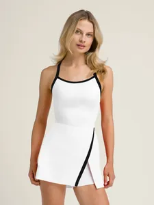 Detalle de vestido de tenis blanco con cuello halter y ribete negro deportivo