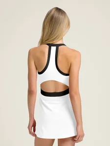 Vista trasera de un vestido de tennis blanco con cuello halter negro y espalda abierta