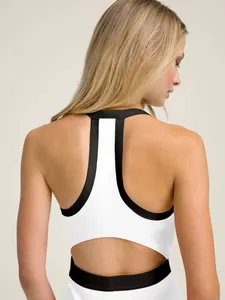 Vista posterior detallada de un elegante vestido de tenis blanco y negro con corte en la espalda.