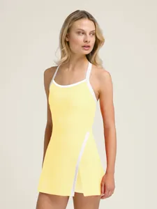 Vestido deportivo de tenis y golf amarillo con cuello halter y pantalones integrados
