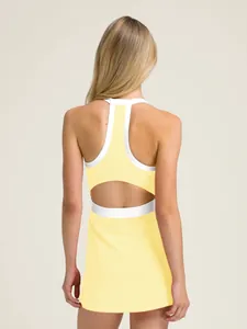 Vista detallada del vestido de tenis con espalda cruzada y elegante abertura trasera y ribete
