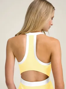 Detalle posterior de un vestido de tenis amarillo con espalda de nadadora y diseño elegante
