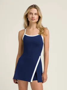 Vista frontal de un vestido de tenis azul marino con ribete blanco deportivo.