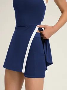 Vista detallada del vestido de tenis azul marino con pantalones cortos y bolsillo lateral