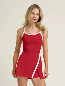 Vestido de tenis halter rojo con ribete blanco y falda cruzada, vista frontal