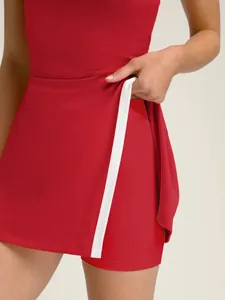 Primer plano de vestido de tenis rojo con pantalones cortos de seguridad internos