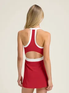 Detalle trasero de un vestido de tenis rojo con cuello halter y diseño de abertura