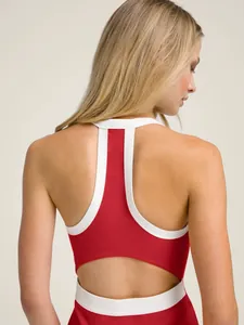 Detalle de la espalda de un vestido de tenis rojo con espalda nadadora y corte.