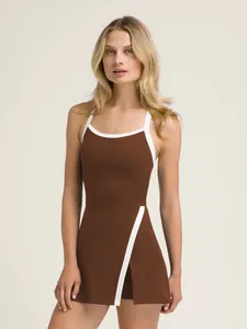Elegante vestido deportivo de tenis marrón para mujer con ribete blanco y diseño halter