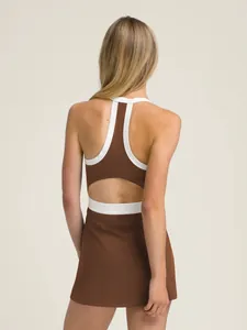 Vista trasera de un vestido de tennis marrón con un diseño de abertura y bordes blancos.