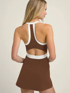 Vista trasera de vestido de tenis marrón y blanco con diseño de abertura y cuello halter