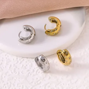 Boucles d'Oreilles Huggie Minimalistes en Acier Inoxydable 304 Plaqué Or 18K Étoile à Huit Branches Avec Strass Bijoux Femme