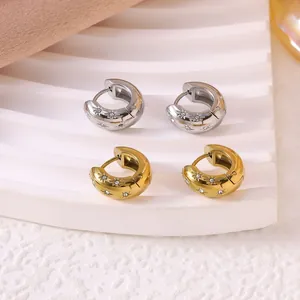 Détails de boucles d'oreilles créoles en acier avec motifs d'étoiles en zircon brillant