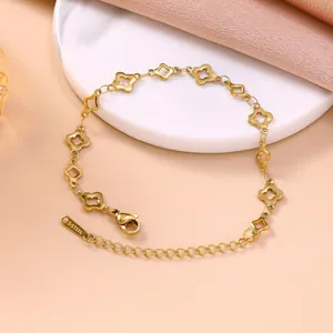 Nahaufnahme eines vergoldeten Edelstahlarmbandes mit eleganten hohlen Kleeblattgliedern