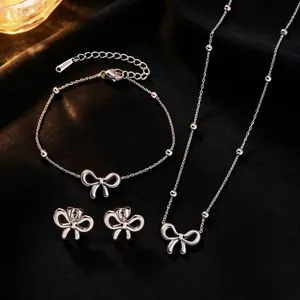 Elegante zilveren titaniumstalen sieradenset met strikketting, armband en oorbellen