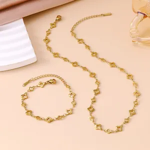 Detailansicht des hohlen Kleeblatt Halsketten und Armband Sets in Gold-Finish