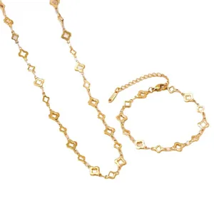 Detailansicht des hohlen Kleeblatt-Halsketten- und Armband-Sets in elegantem Gold-Finish.