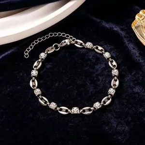 Gros plan d'un bracelet à maillons nez de cochon en acier argenté avec des strass