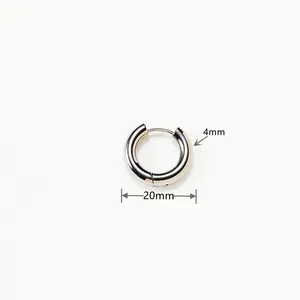 Detailansicht des polierten F136 Titan-Ohrrings mit 20 mm Durchmesser und 4 mm Dicke