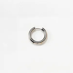 Nahaufnahme des hochglanzpolierten F136 Titanlegierung dicken Reifenohrrings Detail