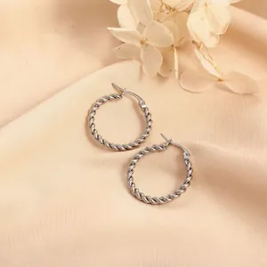 Elegantes pendientes de aro de cuerda trenzada plateados de acero inoxidable duradero