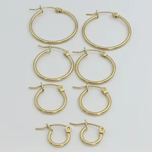 Detailansicht von 1,5 mm dicken, polierten Gold-Edelstahl-Creolen in vier Größen