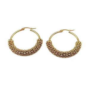 Elegantes pendientes de aro dorados de acero inoxidable con diseño de malla perlada