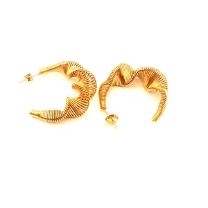 Detailansicht der eleganten goldenen gedrehten Federohrringe aus hochwertigem Edelstahl.