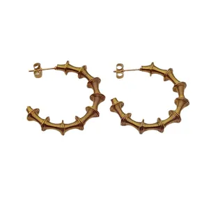 Elegante goldene Edelstahl-Frühlings-Creolen mit einzigartigem Spiralendraht-Design