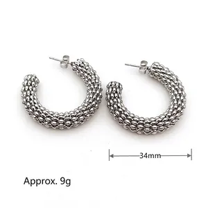 Detalle de los pendientes de aro retro de malla de acero inoxidable para mujer con acabado plateado