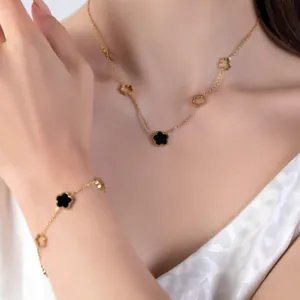 Vista detallada de un elegante conjunto de collar y pulsera de flores de cinco pétalos en oro