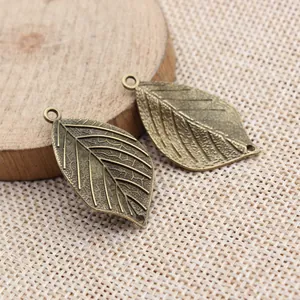 Vintage-Anhänger in Blattform aus antiker Bronze für DIY-Schmuckherstellung und Basteln