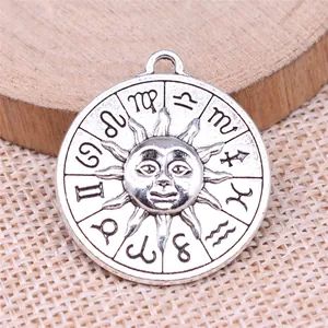 Ciondolo Medaglia Rotonda con Rilievo Faccia del Sole e Zodiaco in Lega Vintage per Creazione di Gioielli Artigianali