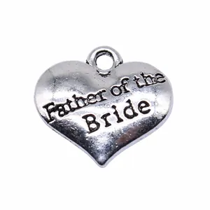 Antiksilberner herzförmiger Anhänger mit eingraviertem Text Father of the Bride