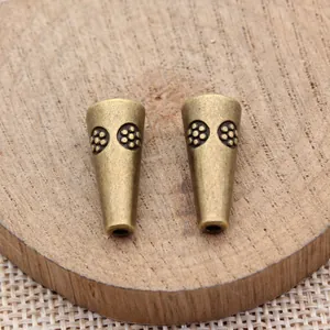 Paire de calottes coniques en bronze vintage avec motif floral pour bijoux et glands