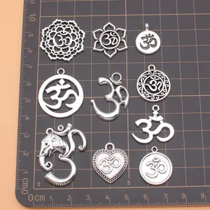 Ensemble de pendentifs symbole OM yoga en argent antique sur tapis de mesure gradué