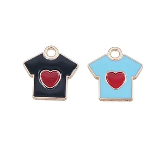 Set aus schwarzen und blauen Emaille-T-Shirt-Anhängern mit roten Herzen für DIY-Schmuck