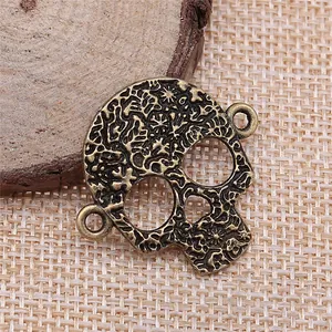 Antiker Totenkopf-Verbinder für Schmuck, 32x30mm Metall-Charm mit zwei Ösen