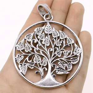 Pendentif Arbre de Vie en alliage argenté détaillé, 62x81mm, tenu dans la main