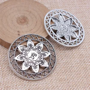 Antiek zilveren ronde opengewerkte bloemen hanger met Om symbool voor DIY sieraden
