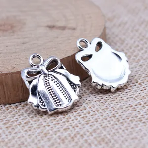 Zwei antike silberne Geschenkbox-Anhänger für DIY-Schmuckherstellungsprojekte 17x19mm