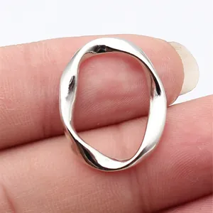 Unregelmäßiger hohler gedrehter geometrischer ovaler Ringanhänger in Silberoptik für DIY