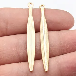 Zwei goldene Feder-Anhänger aus Metall für DIY-Schmuck und ZAKKA-Bastelbedarf, 51x5,5mm
