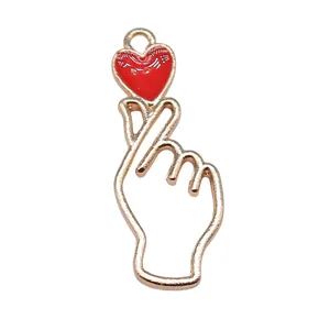 Accessoire de pendentif doigt en cœur or KC avec détail cœur en émail rouge pour bijoux DIY