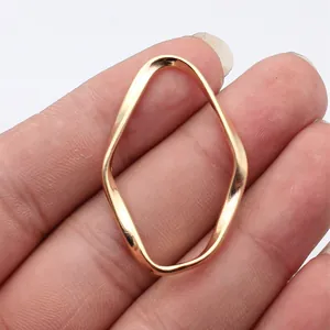 Pendentif anneau ovale géométrique torsadé creux irrégulier en finition dorée