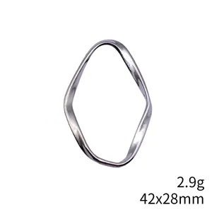 Pendentif anneau géométrique ovale tordu irrégulier minimaliste avec finition argentée DIY