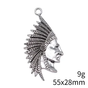 Ciondolo capo indiano d'argento vintage con copricapo di piume dettagliato, 55x28mm